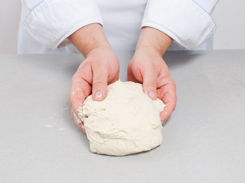 К чему снится замешивать тесто. Замес теста для осетинского пирога. Красиво упакованное тесто на производствах. Замесить. Влюбленные замешивают тесто.