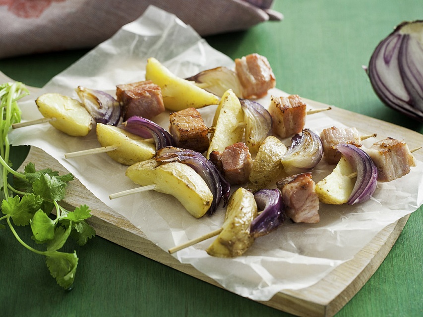 Рецепт: Шашлычки из картофеля в мультиварке